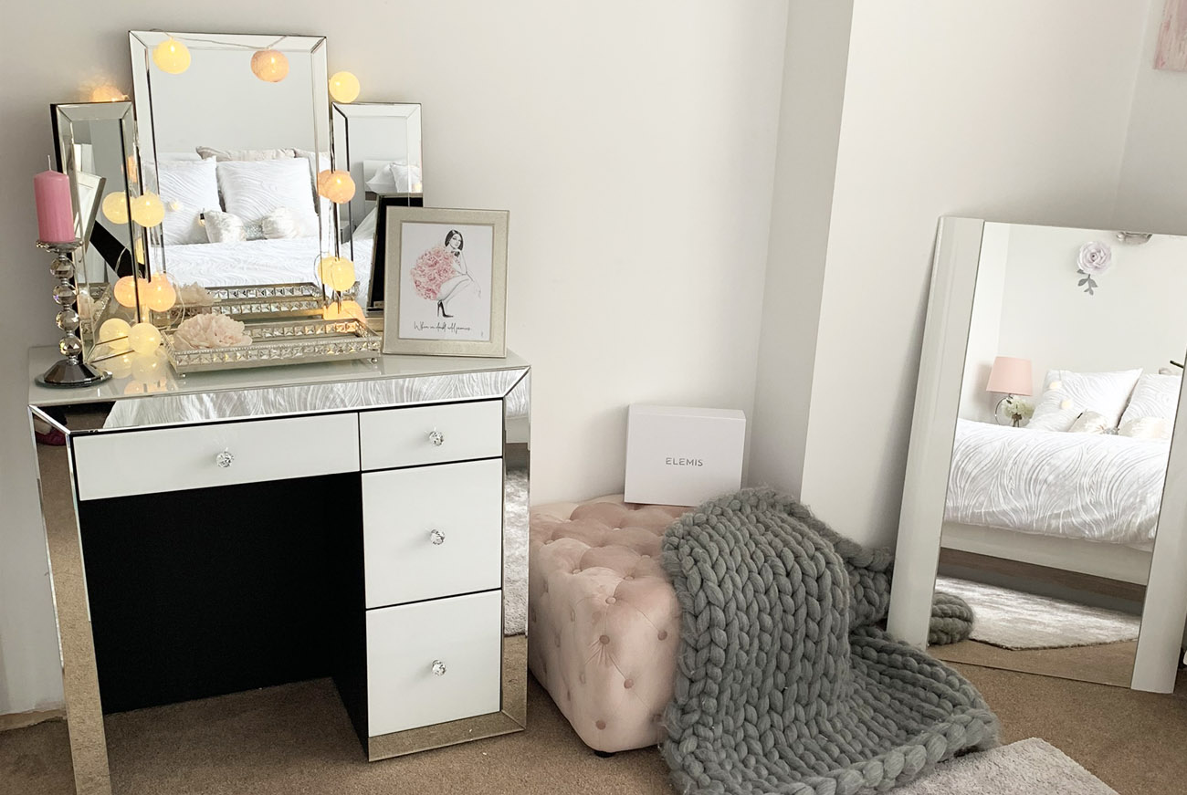 White mirrored bedroom furniture dressing table